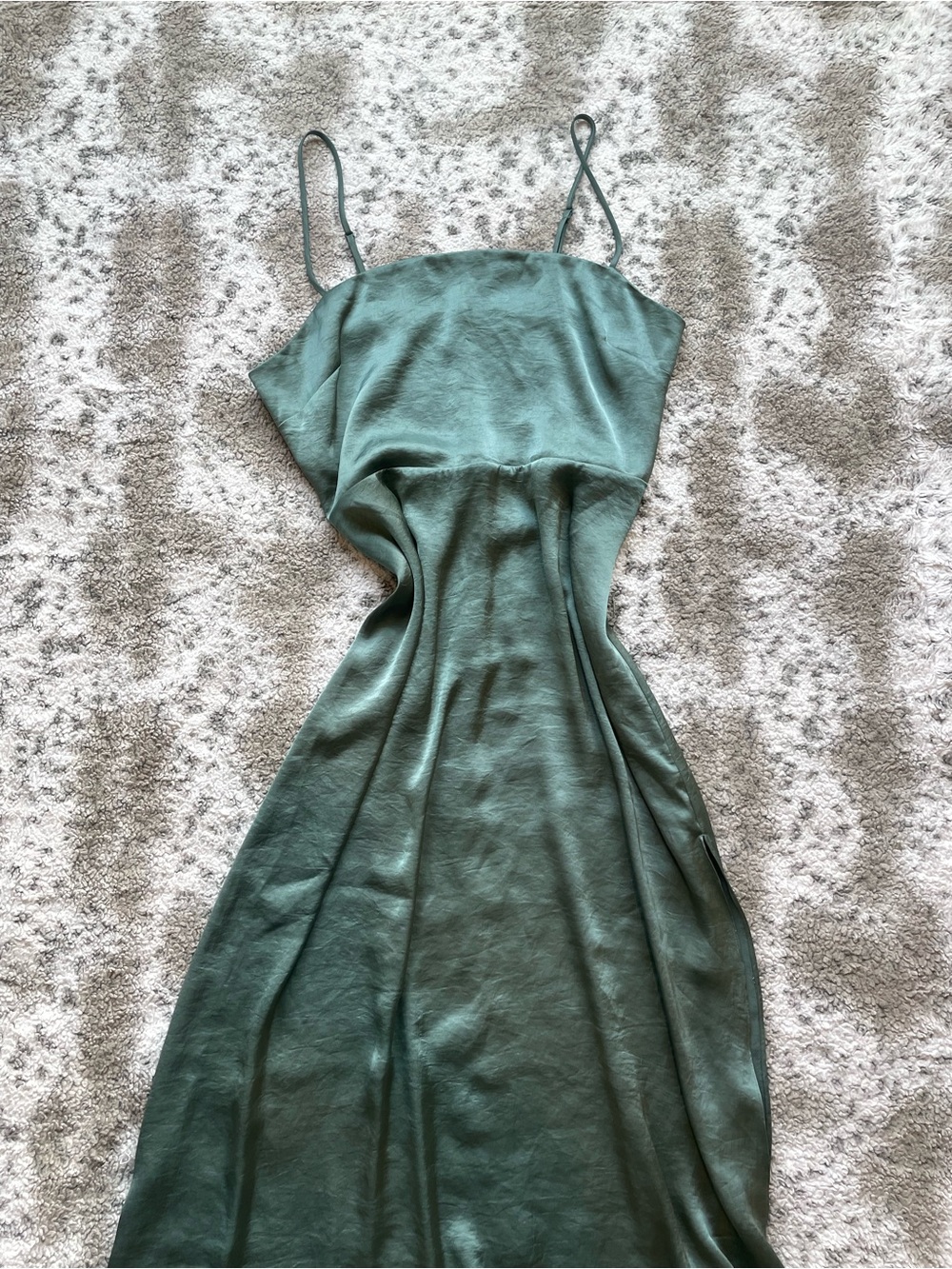 Ariztia Wilfred Magdalena Satin Dress
Satin squareneck dress with slit - Picture 1 of 6